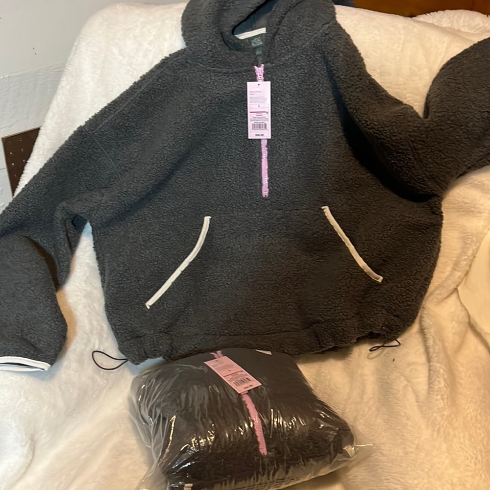 NWT Wild Fable Target brand Pull over grey , fleece like material size large